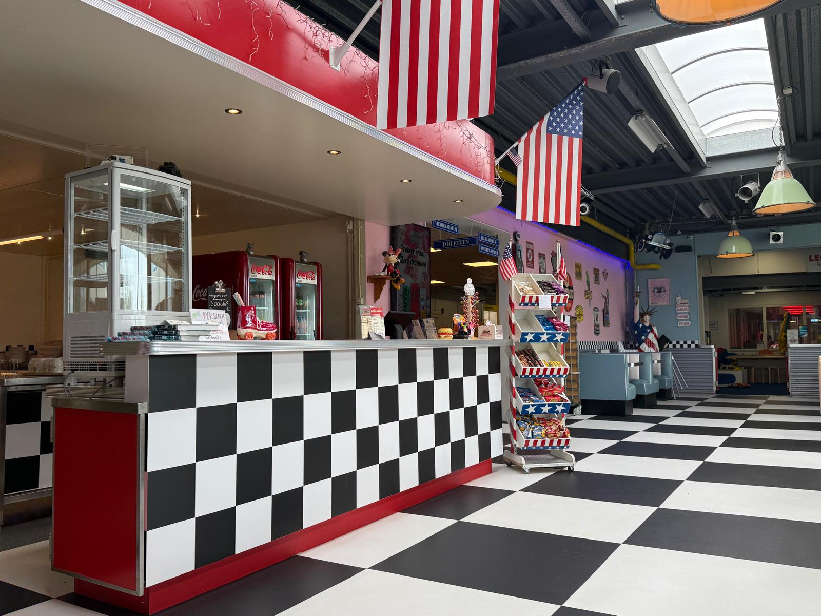 American Diner Museumplein Grootegast – retro counter met zwart-wit geblokte vloer en Amerikaanse vlaggen
